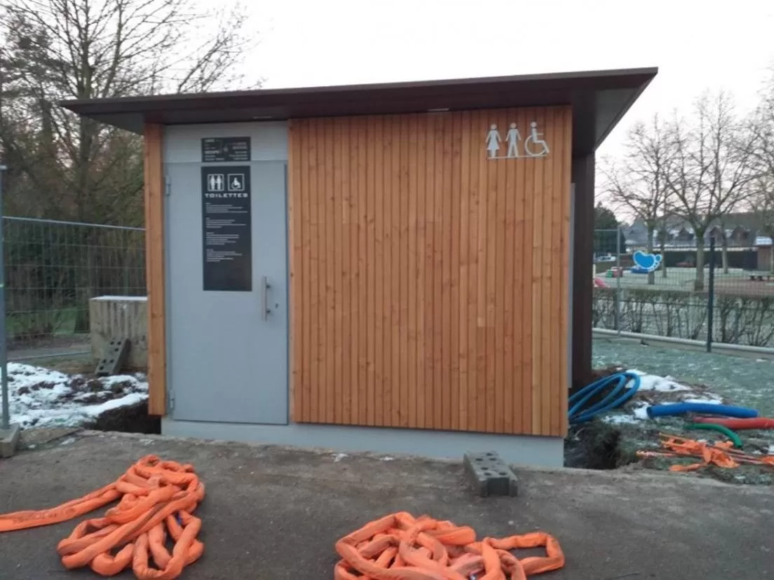 Openbare toiletten van Francioli geïnstalleerd in Bernay