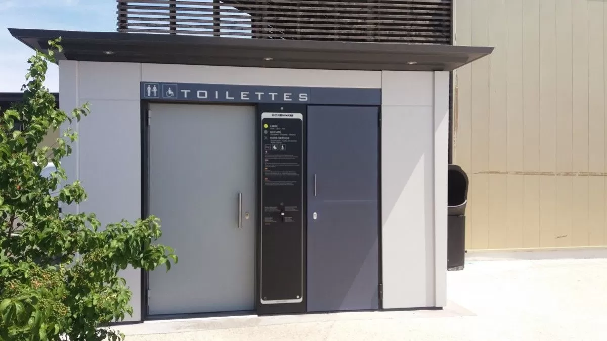 Grijze en donkergrijze openbare toiletten
