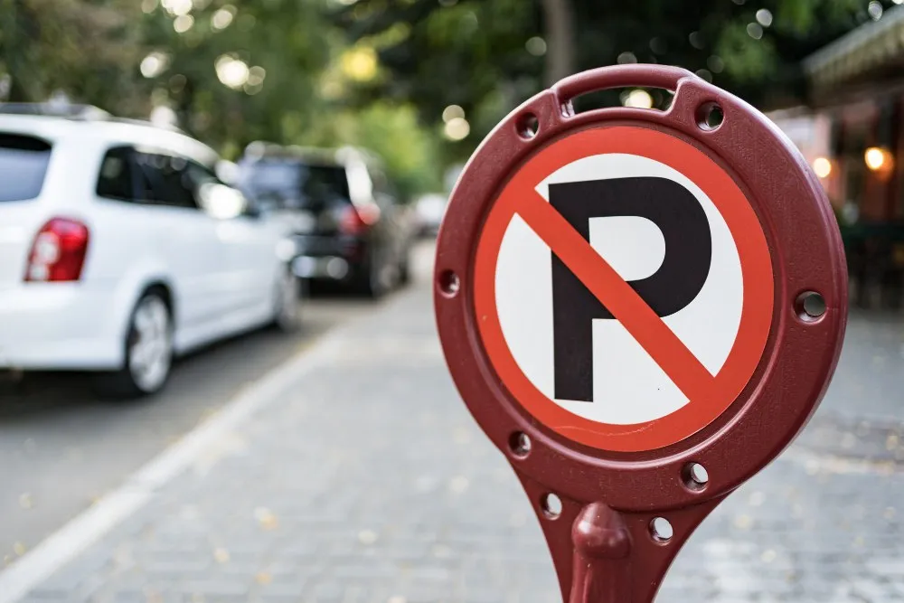 Wie gestaltet man eine Parkzone in der Stadt? Verkehrsschild