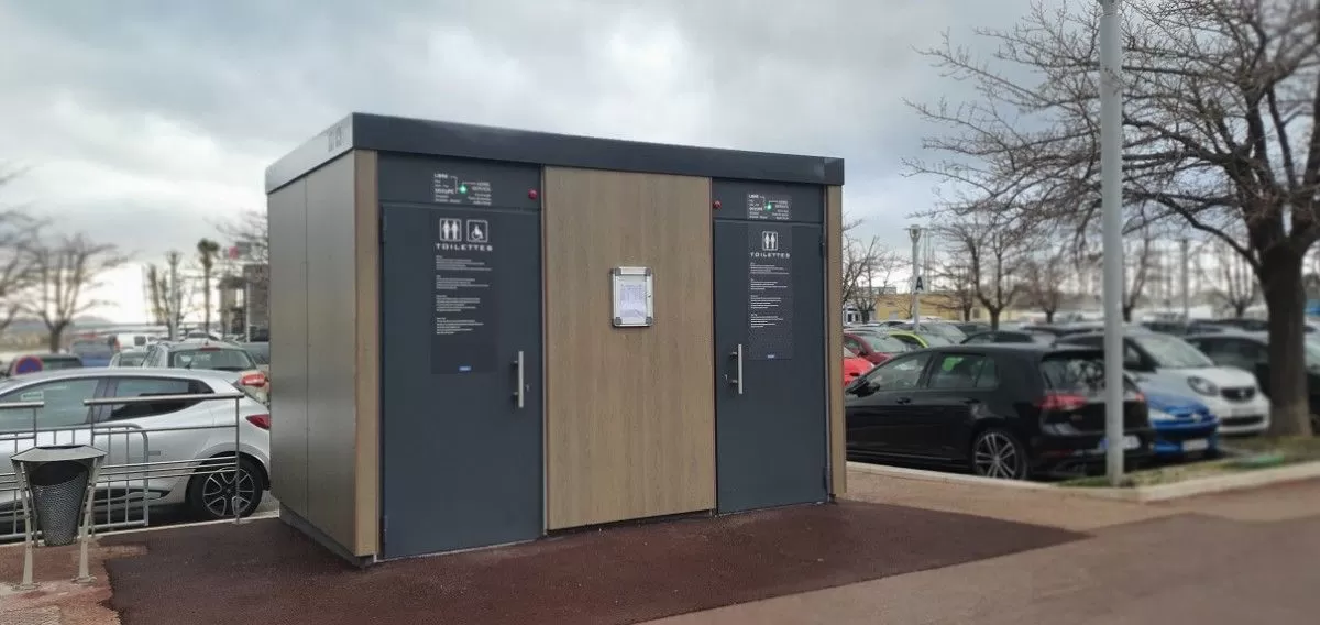Openbare toiletten in hout en grijs in Bandol