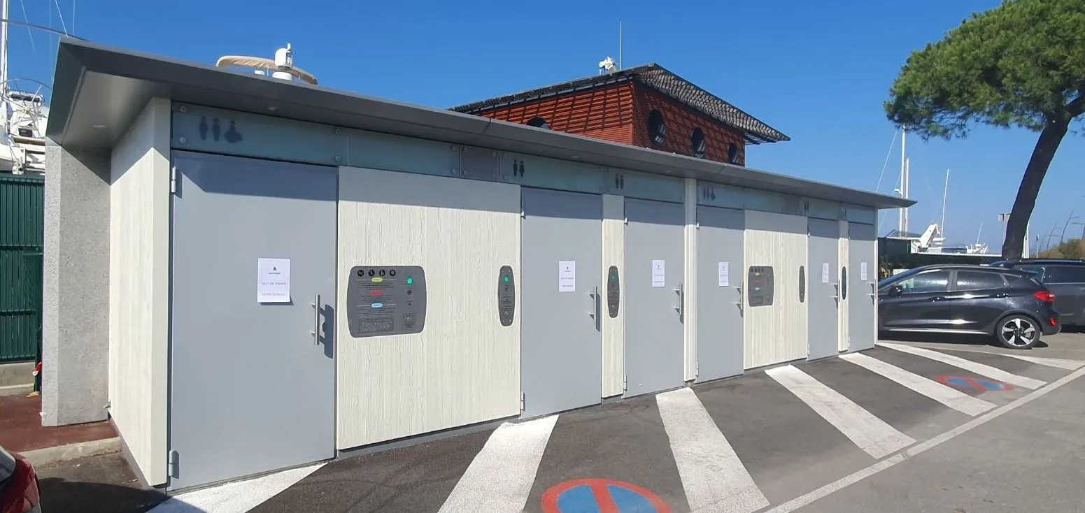Meerdere openbare toiletten op een parkeerplaats