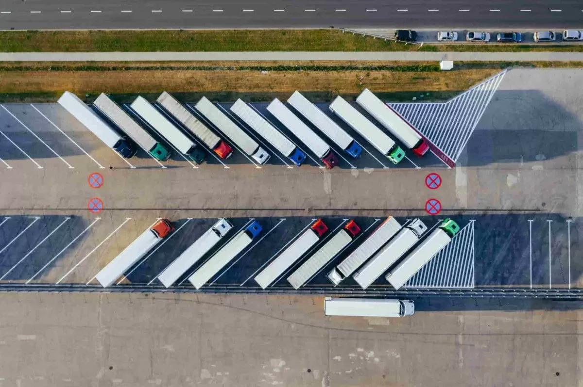 Vrachtwagens geparkeerd op een wegparkeerterrein, gezien van boven