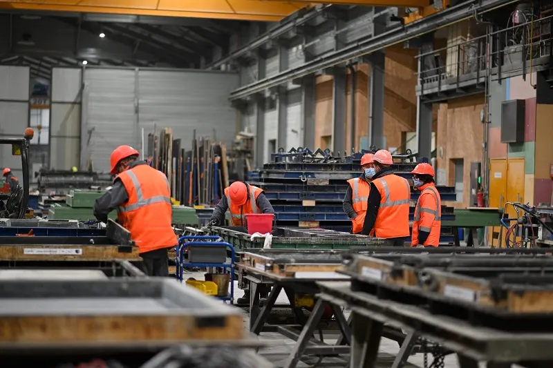 Twee werknemers in volle arbeid, volledig uitgerust