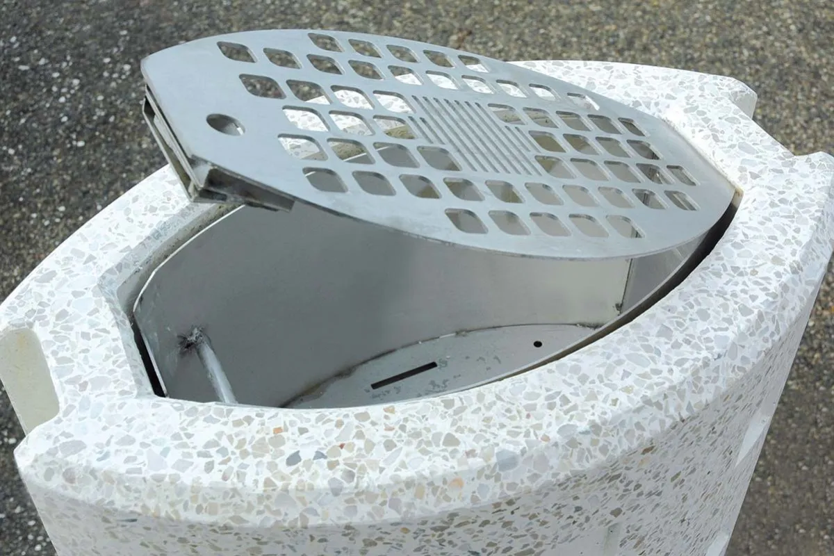 Openbare betonnen asbakken