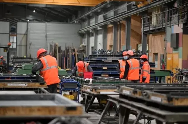 Arbeiders die stadsuitrustingen produceren
