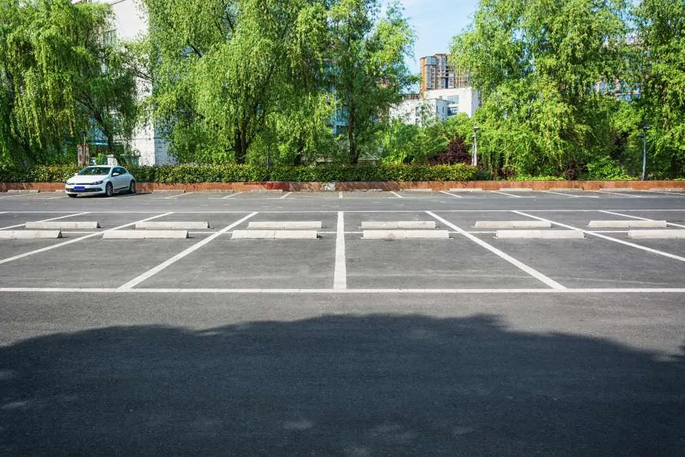 Wie gestaltet man eine oberirdische Parkzone in der Stadt?