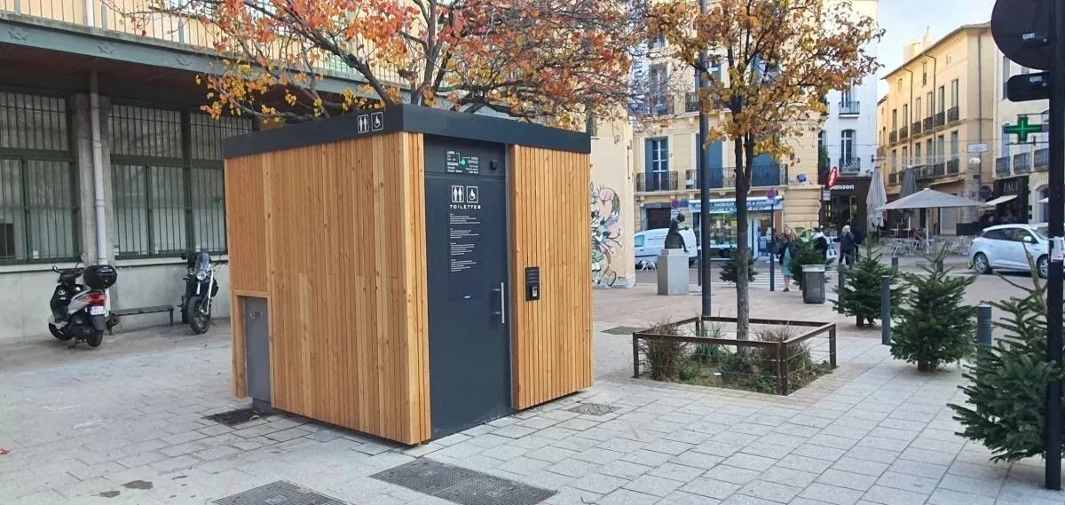 Openbare toiletten Francioli met een houten en grijze gevel