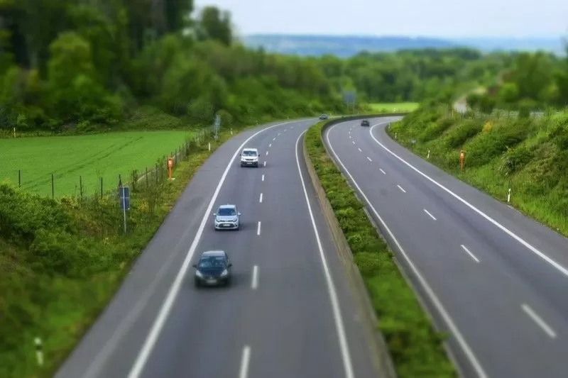 Autosnelweg gezien van boven met enkele auto's die rijden