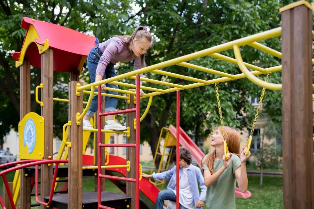 Seitliche Ansicht von Kindern, die in einem Park spielen