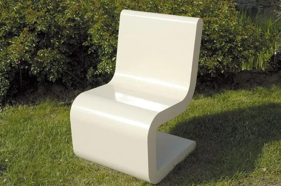 Betonnen fauteuil met designafwerking in hoogglans