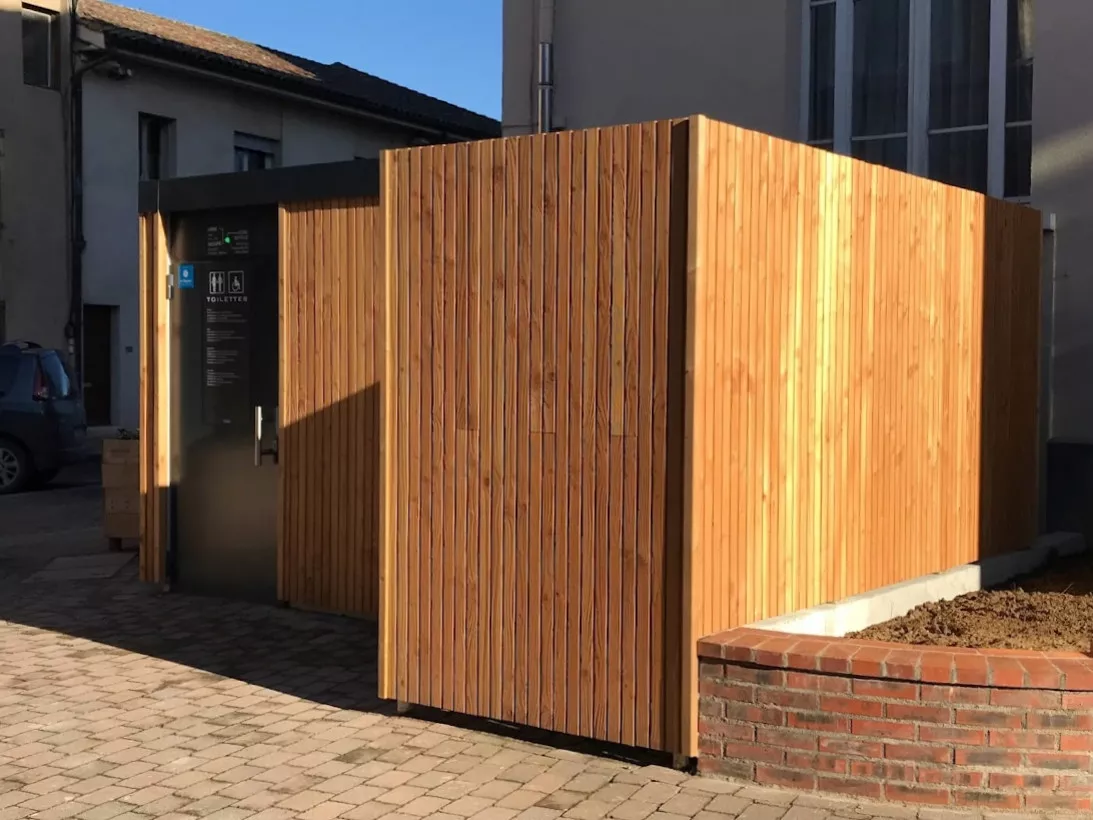 Openbare toiletten in hout Francioli