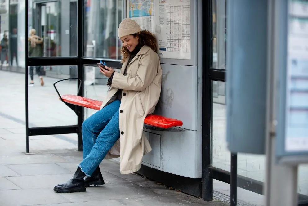 Vrouw die op de bus wacht