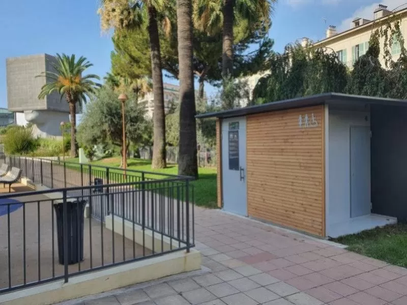 Openbare toiletten in hout en grijs in een park