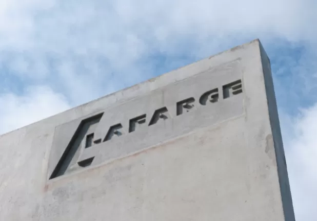 Betonnen muur avec le logo Lafarge incrusté