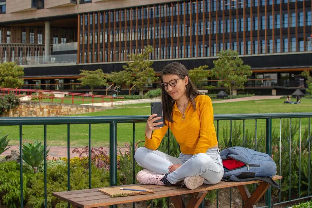 Studentin auf einer Bank