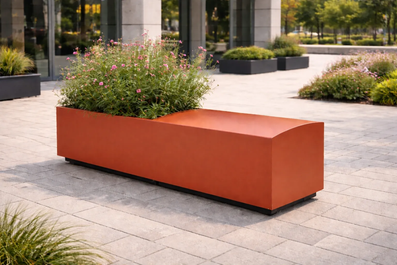 Betonnen bankplantenbakken en betonnen brievenbusmand