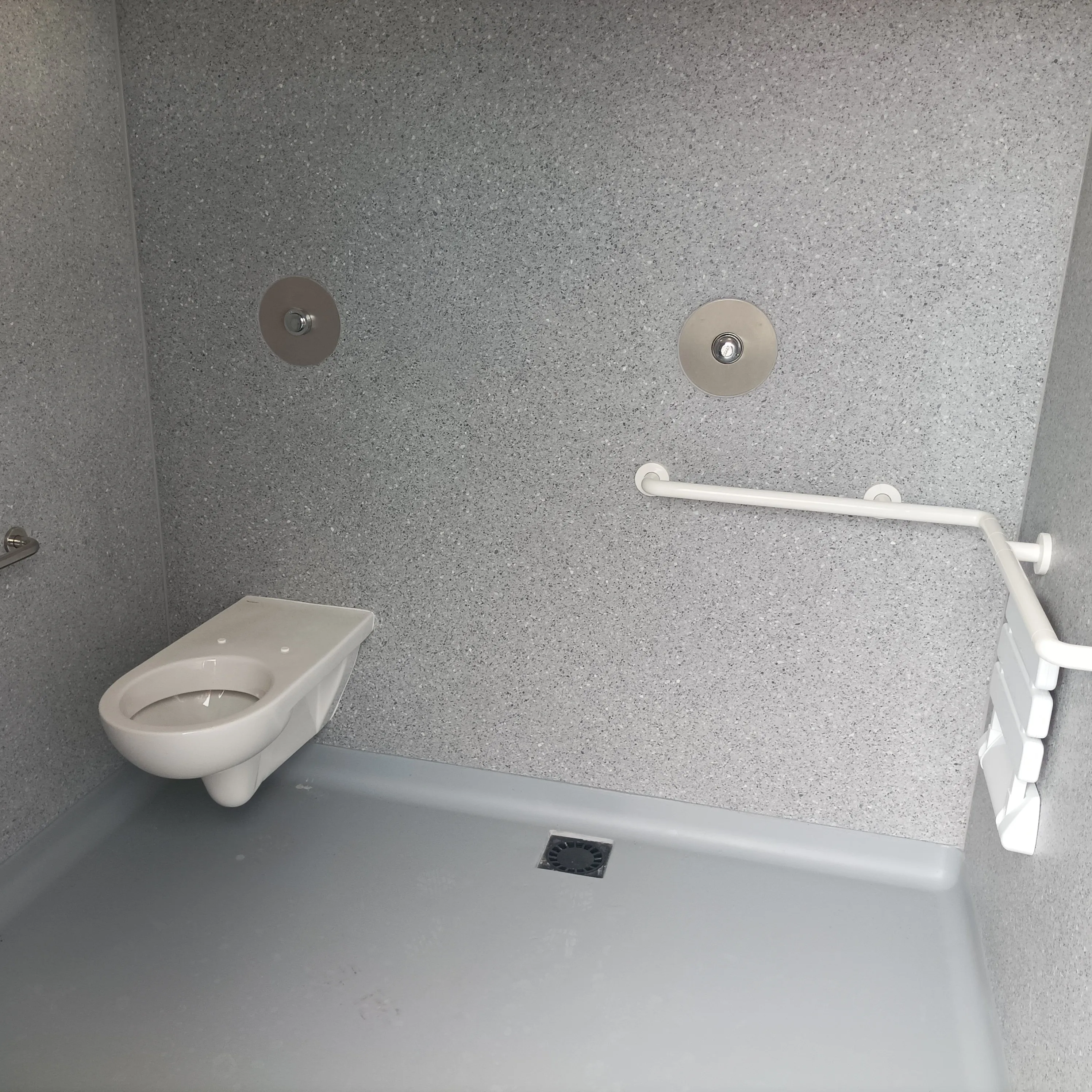 Interieur van een sanitaire cabine met toiletten en PMR-hulpmiddelen