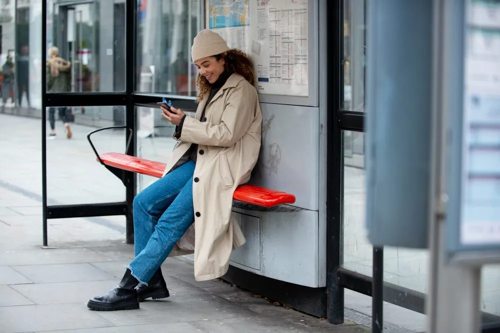 Frau, die auf den Bus wartet