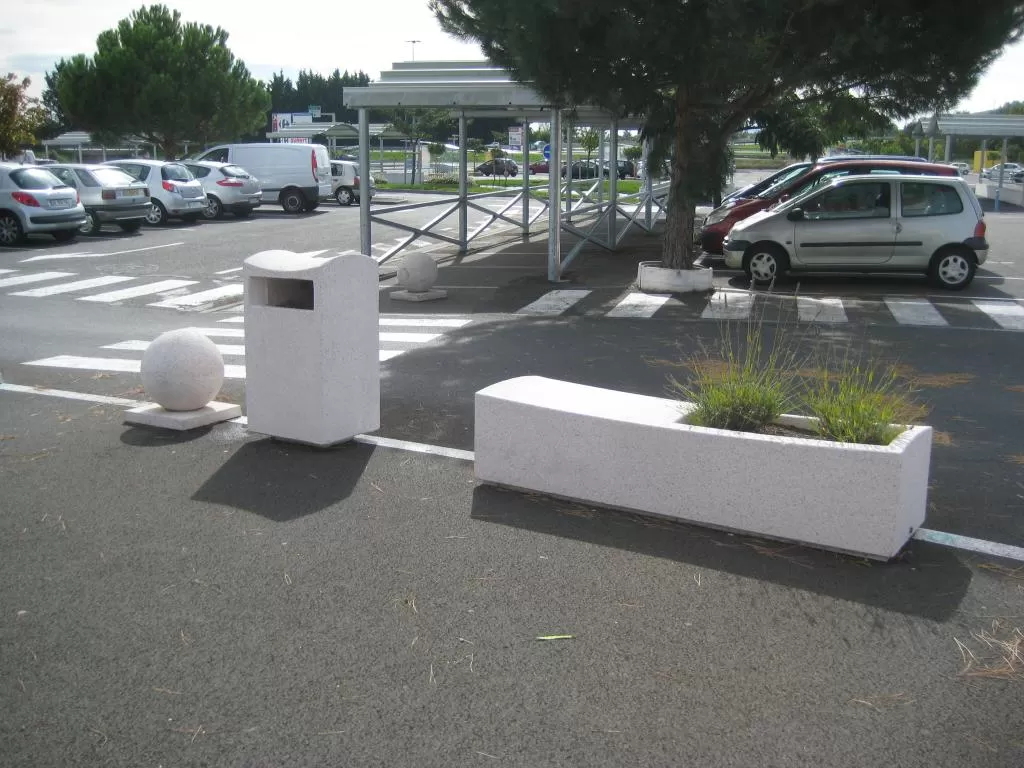 Betonnen bankplantenbakken en witte betonnen brievenbusmand