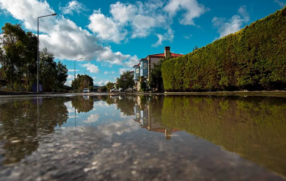 Straßenfotos, Spiegelungen im Regenwasser.