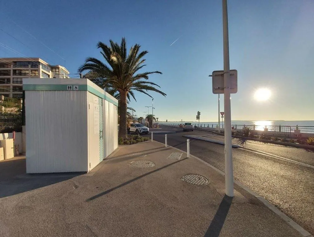 Openbare toiletten aan de kust van Cannes