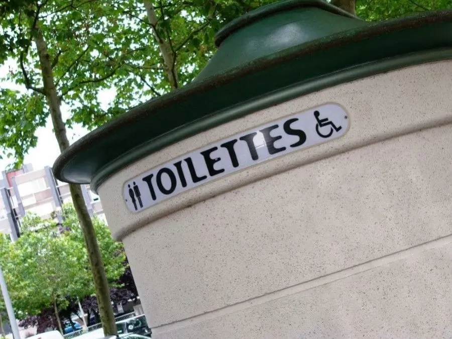 Bordje "toiletten" op openbare sanitaire voorzieningen