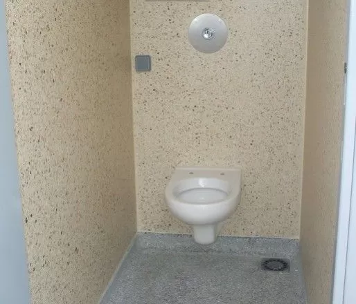 Toiletten in een sanitaire cabine
